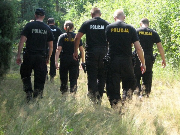 policjanci w lesie poszukiwania  - KWP w Poznaniu