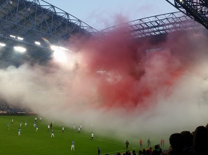 stadion odpalenie rac z GKS Bełchatów - Tomasz Cierzniak