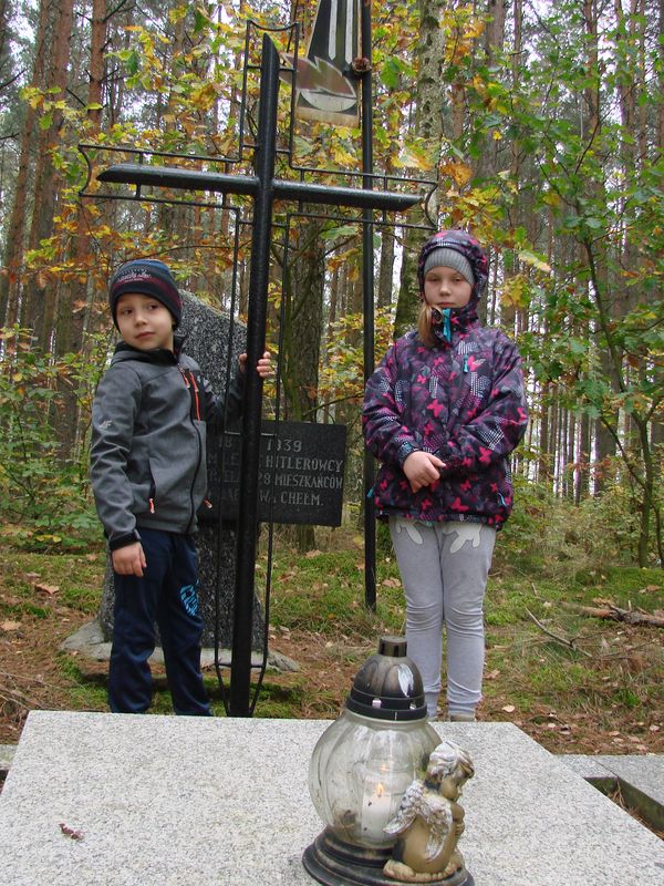 Znicze w miejscach egzekucji w gminie Dąbrowa Chełmińska