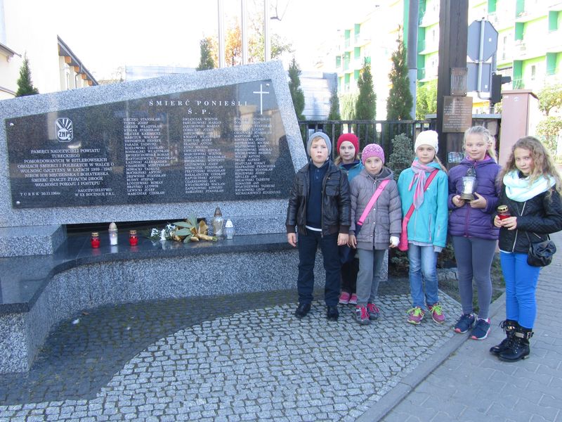 Nauczyciele i uczniowie Sp nr 1 w Turku w miejscach pamięci