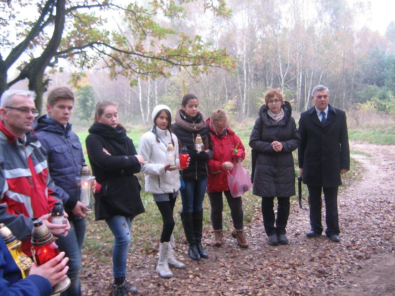 Uczniowie SP nr 2 i Gimnazjum nr 2 przy obelisku w Lasach Bolechowskich