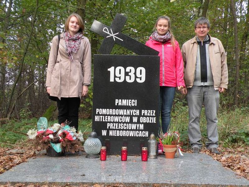 Uczniowie ZSO nr 13 w Gliwicach odwiedzili miejsca pamięci