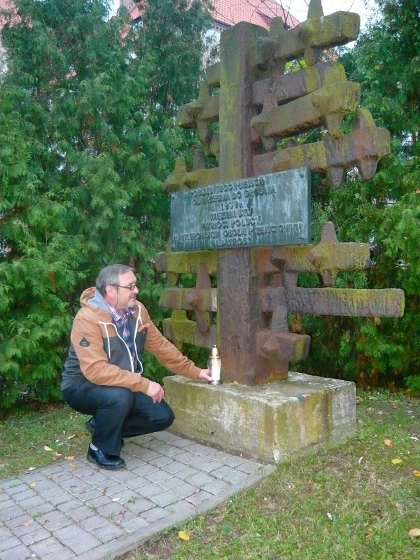 Znicz pod pomnikiem ofiar obozu przejściowego Albatros w Pile