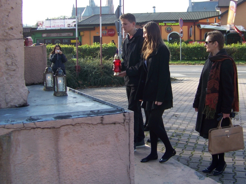 Uczniowie Gimnazjum nr 1 w Turku po pomnikiem ofiar II wojny