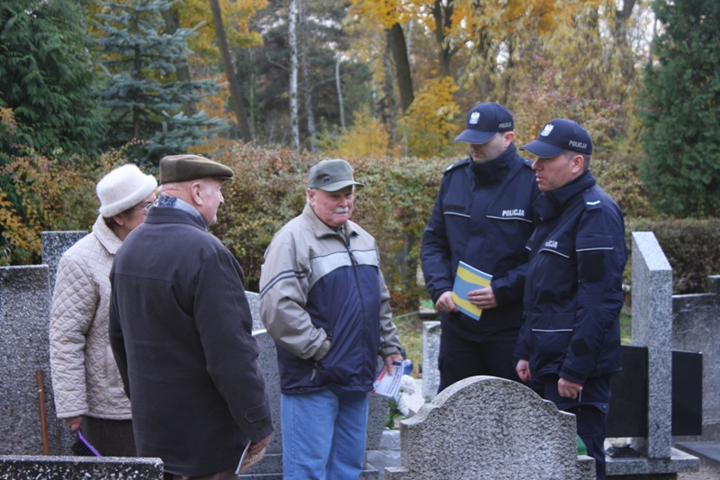 policjanci na cmentarzu - KWP w Poznaniu