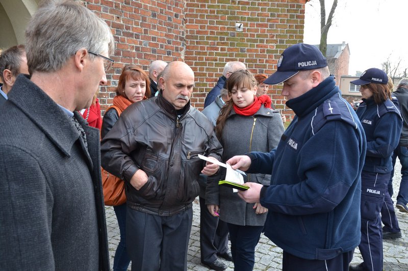 policjanci rozdają odblaski pod kościołem - Danuta Synkiewicz