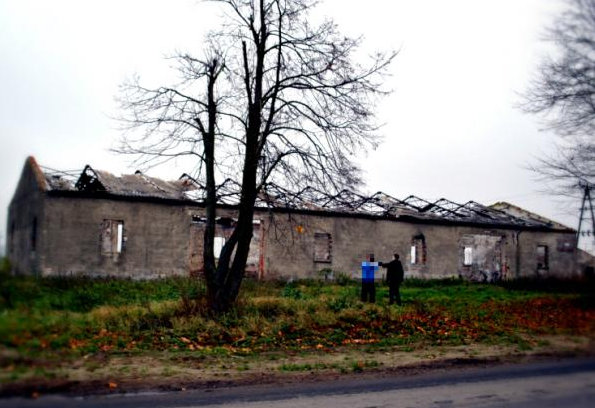 podpalony budynek - Policja/Szamotuły