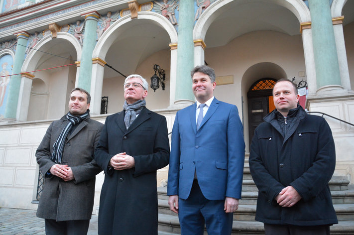 wiceprezydenci jaśkowiaka przed Ratuszem - Urząd Miasta Poznania