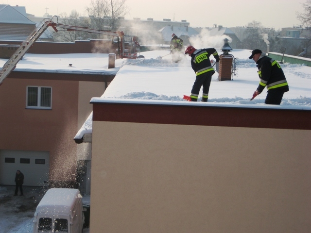 Strażacy na dachu - śnieg - Rafał Regulski - Archiwum Radia Merkury