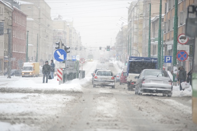 Zima w Poznaniu, zaśnieżona ulica Głogowska - Przemek Modliński