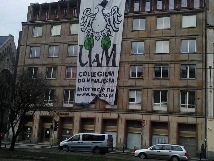 transparent na budynku collegium historicum - Radykalny Uniwersytet/Facebook