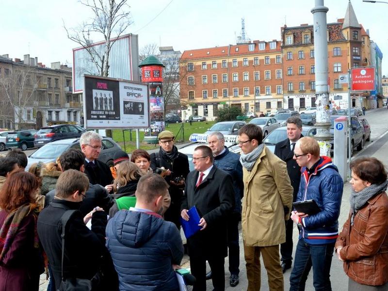 jaskowiak z dziennikarzami na placu wiosny ludow 2 - Urząd Miasta Poznania