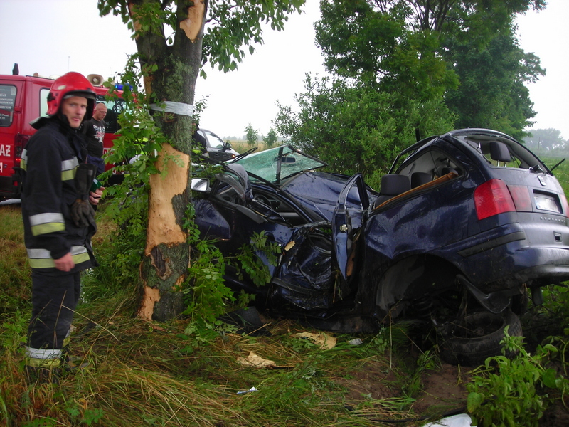 samochod uderzyl w drzewo kostrzyn - Straż Pożarna Poznań