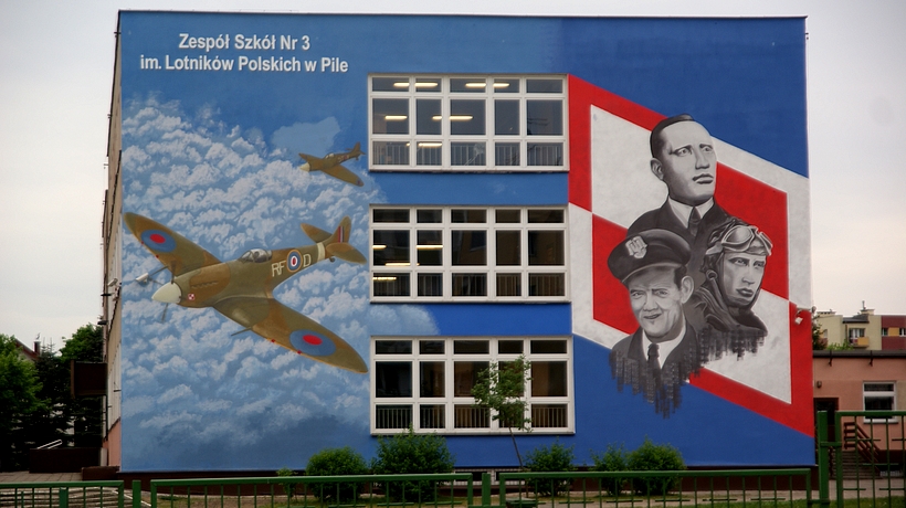 mural dywizjonu 303 - Zespołu Szkół nr 3 im. Lotników Polskich