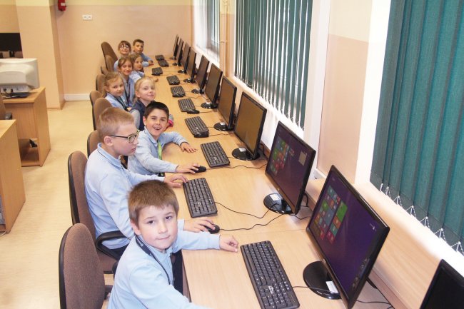 dzieci z leszna przy komputerach - UM Leszno