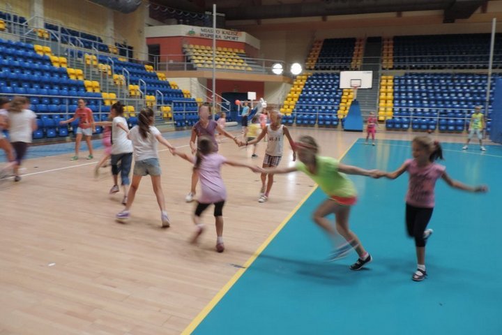 dzieci w sali arena - OSRiR Kalisz