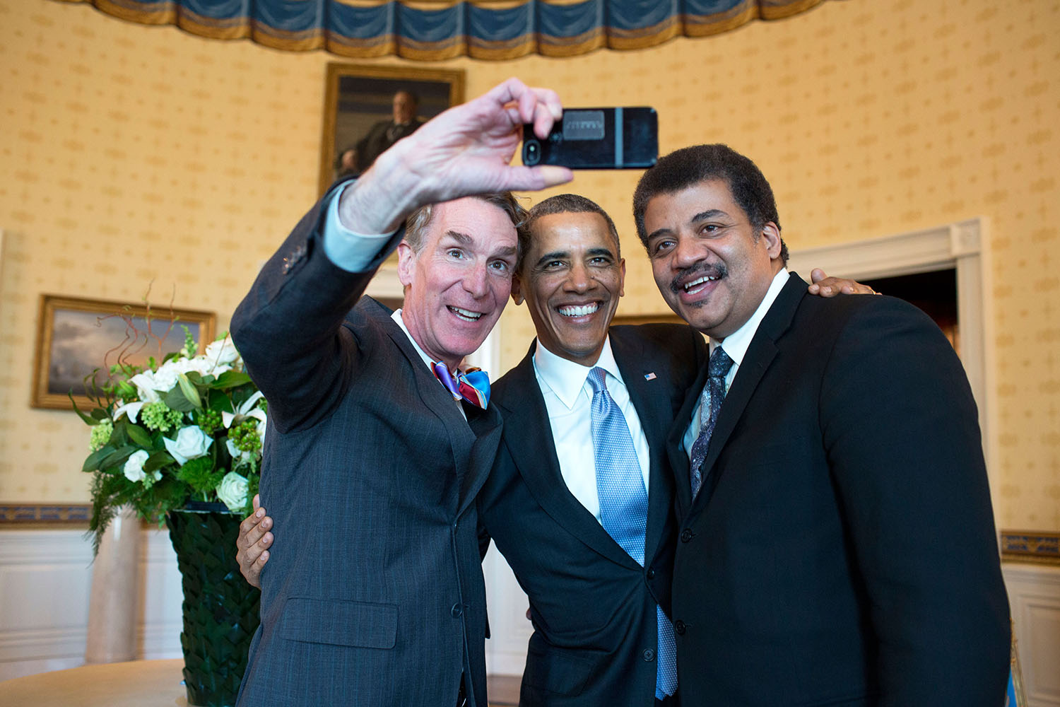 Bill_Nye,_Barack_Obama_and_Neil_deGrasse_Tyson_selfie_2014 - Wikipedia