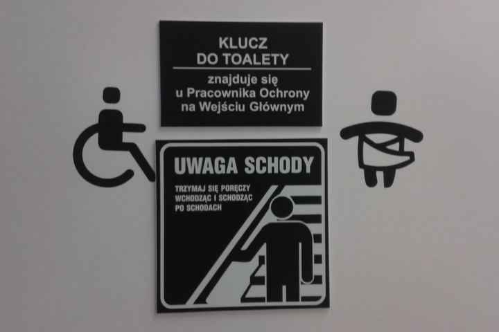 toaleta dla niepełnosprawnych i schody - Szymon Mazur