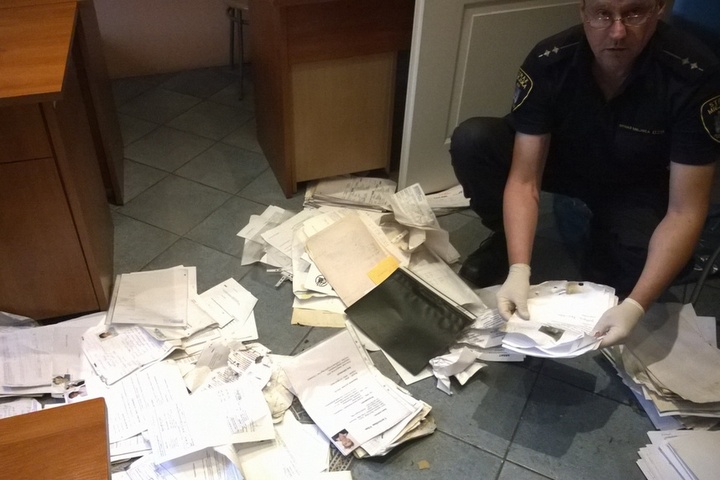 dokumenty wyrzucone na śmietnik - Straż Miejska Miasta Poznania