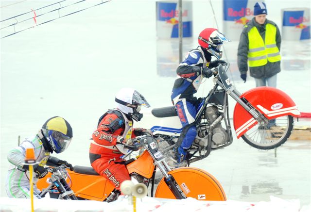 Motocykowe wyścigi na lodzie - Marek Lapis/pressphoto.pl
