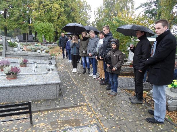 Maciej Adamski - uczniowie i nauczyciele gimnazjum w Trzemesznie zapalali znicze na miejscowym cmentarzu. 