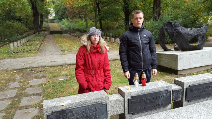 Znicze na grobach dr Witaszka i pod Pomnikiem Armii Poznań