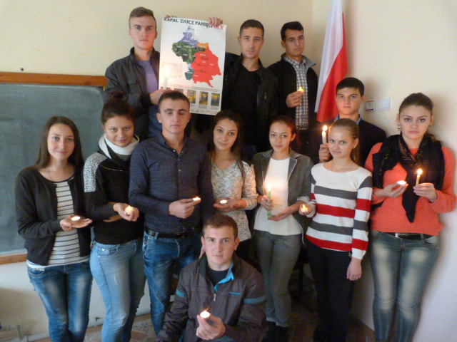 Zapal Znicz 2015 w Mołdawii (1) - Uczniowie z m. Komrat w Mołdawii - wzięli udział w akcji Zapal Znicz - Agnieszka Mikulec, Liceum im. Eminescu