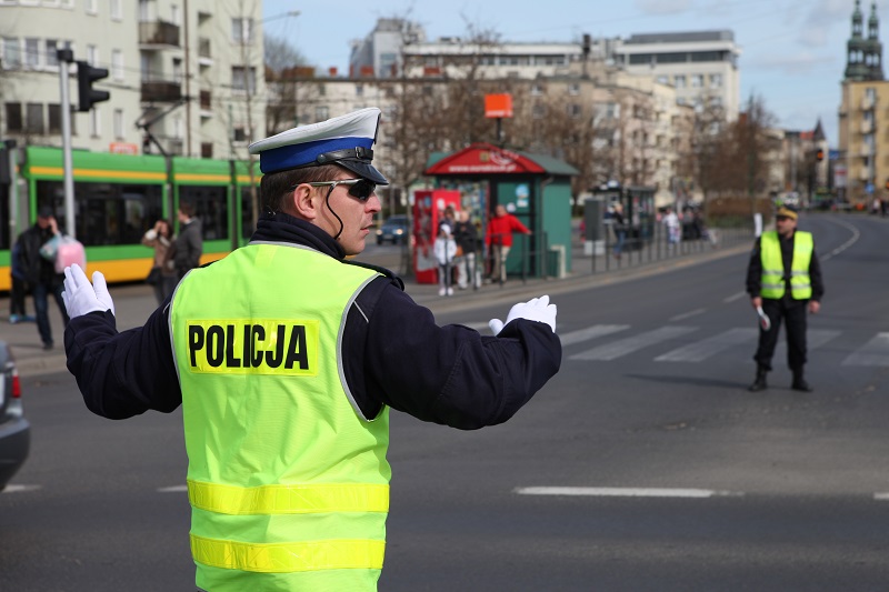 policjant kieruje ruchem na skrzyżowaniu znicz - Policja Poznań