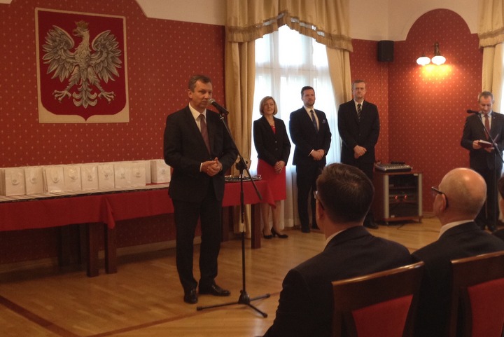 halicki wręcza samorządowcom - Agnieszka Maciejewska