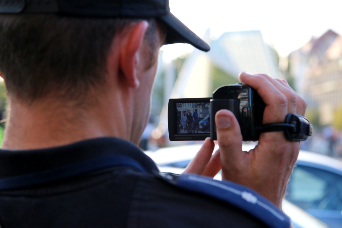 policja policjant film kamera filmuje - Marcin Wesołowski
