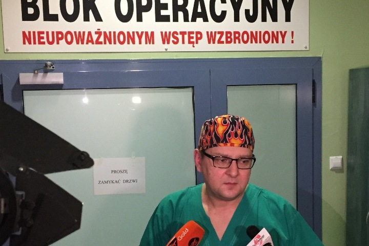 Dr Piotr Surdziel, wszczepienie endoprotezy - Szpital im. W. Degi