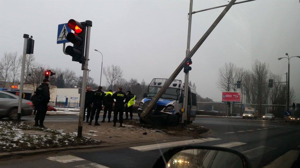 radiowóz uderzył w latarnię - Paweł M.