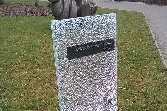 zniszczona rzeżba - UM Leszna