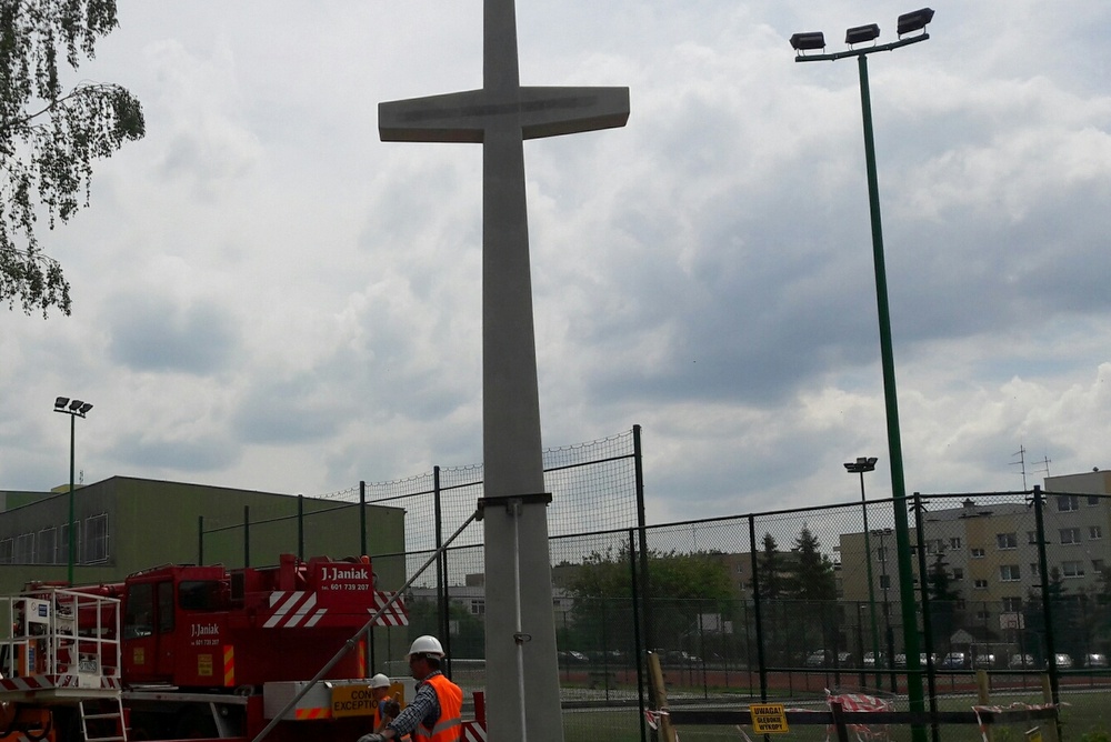 krzyż betonowy w koninie - ABB