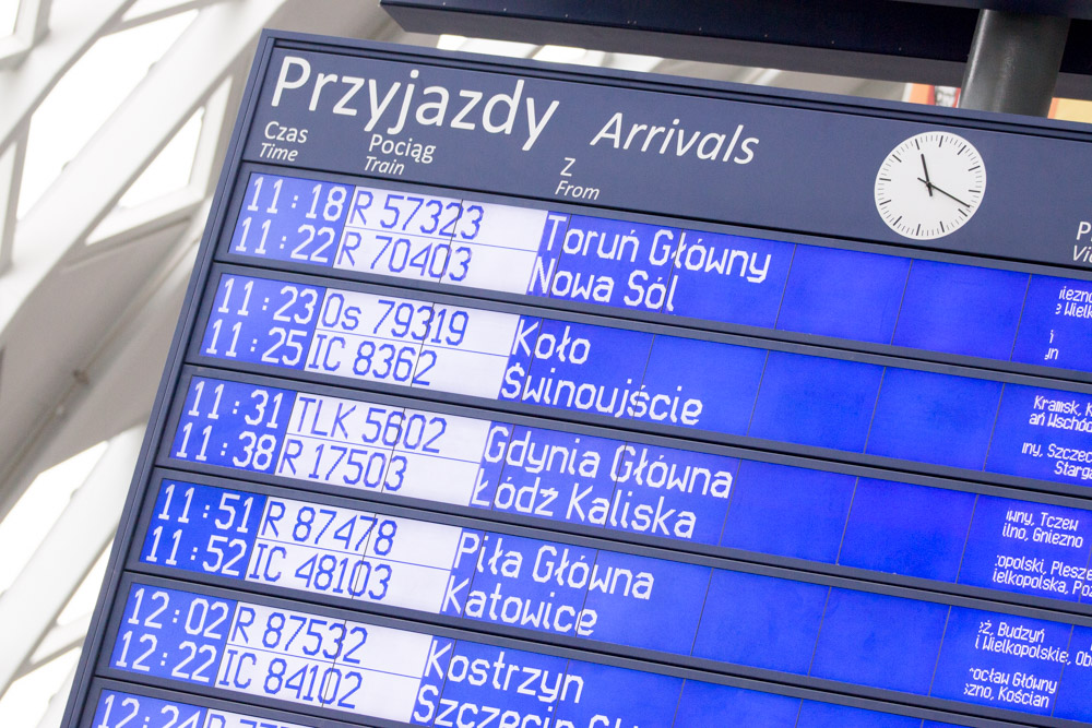 Dworzec PKP Poznań Główny tablica przyjazdy - Anna Adamczyk