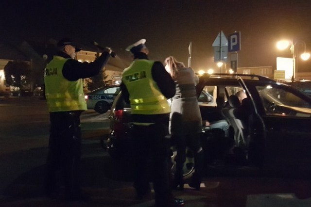 nocna kontrola samochodu - Policja Ostrzeszów