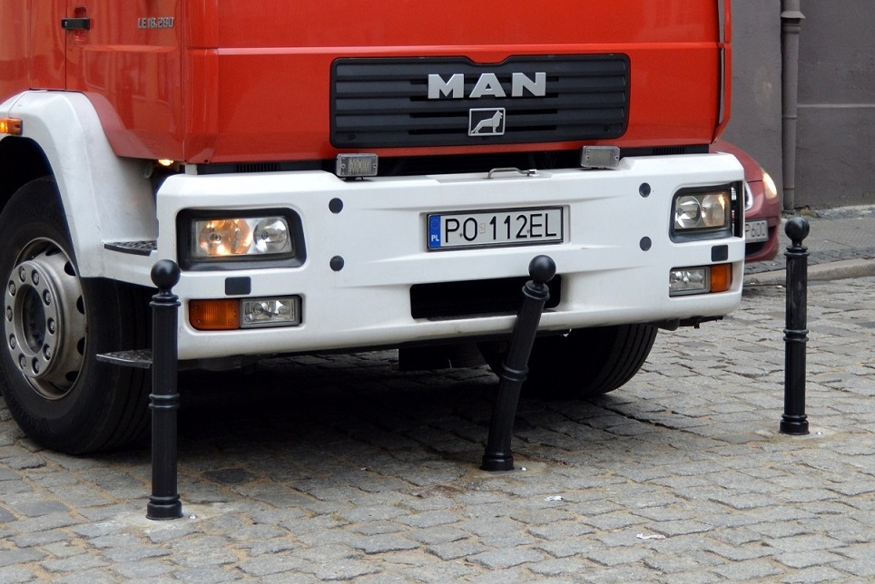 zginanie słupka wjazd - Urząd Miasta Poznania