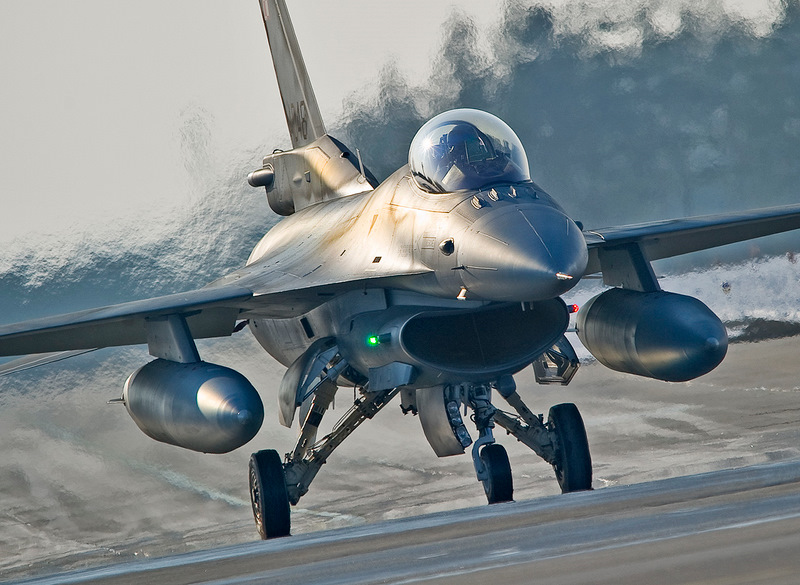 F-16 w Krzesinach - zimą - fot. Piotr Łysakowski/SMLW Krzesiny