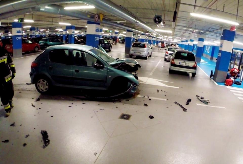 wypadek zderzenie na podziemnym parkingu - Straż Pożarna Poznań