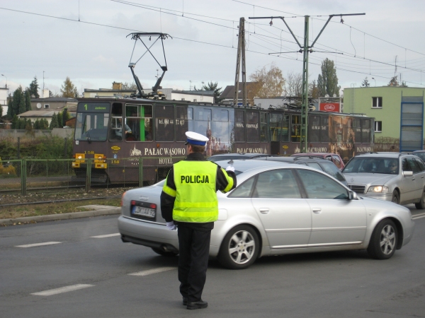 Policjant kieruje ruchem - Archiwum