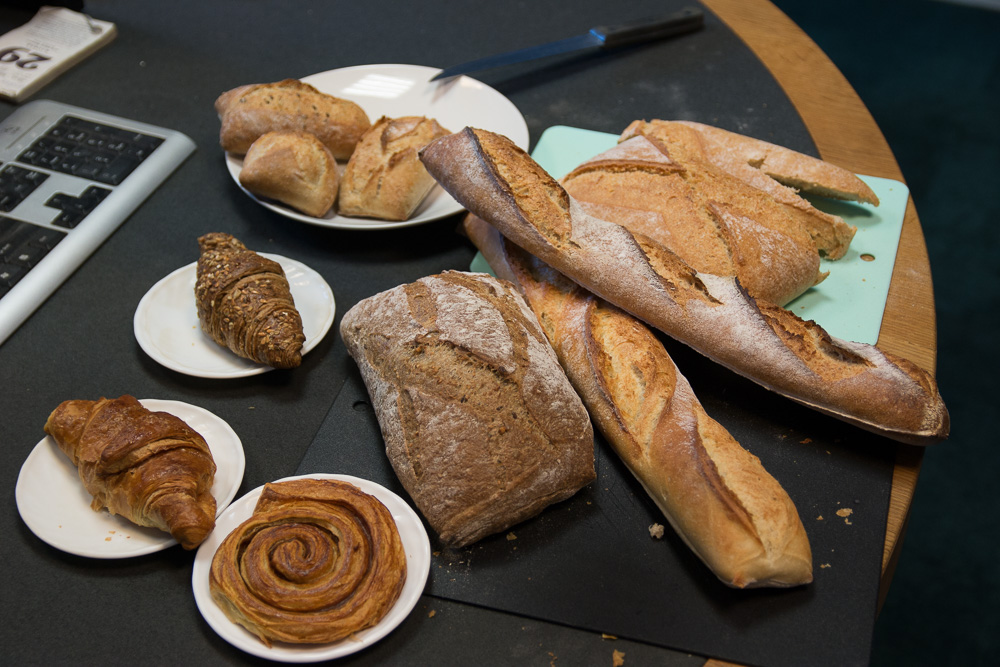 francuskie śniadanie bagietka croissant - Leon Bielewicz