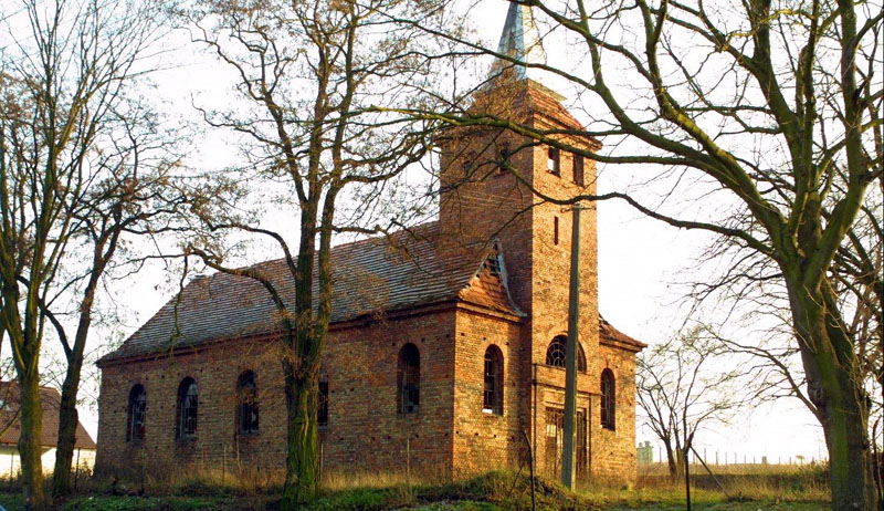 kościół morasko zburzony - CC: Wikipedia Commons: Kościół w 2004 roku