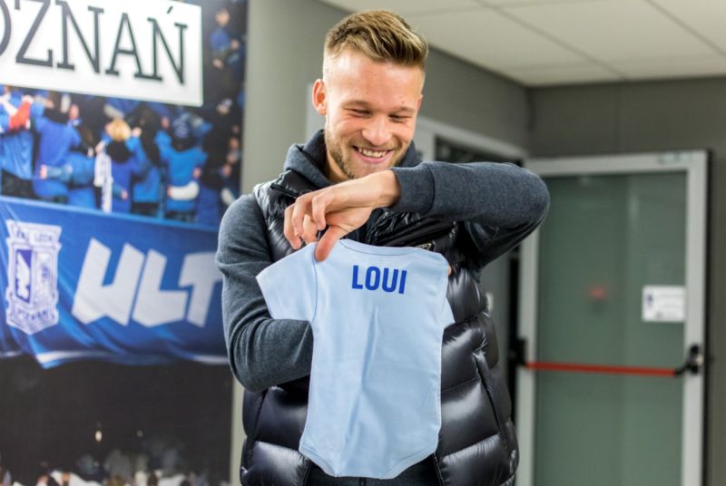 Nicklas Barkroth z gadżetami - twitter.com/lechpoznan