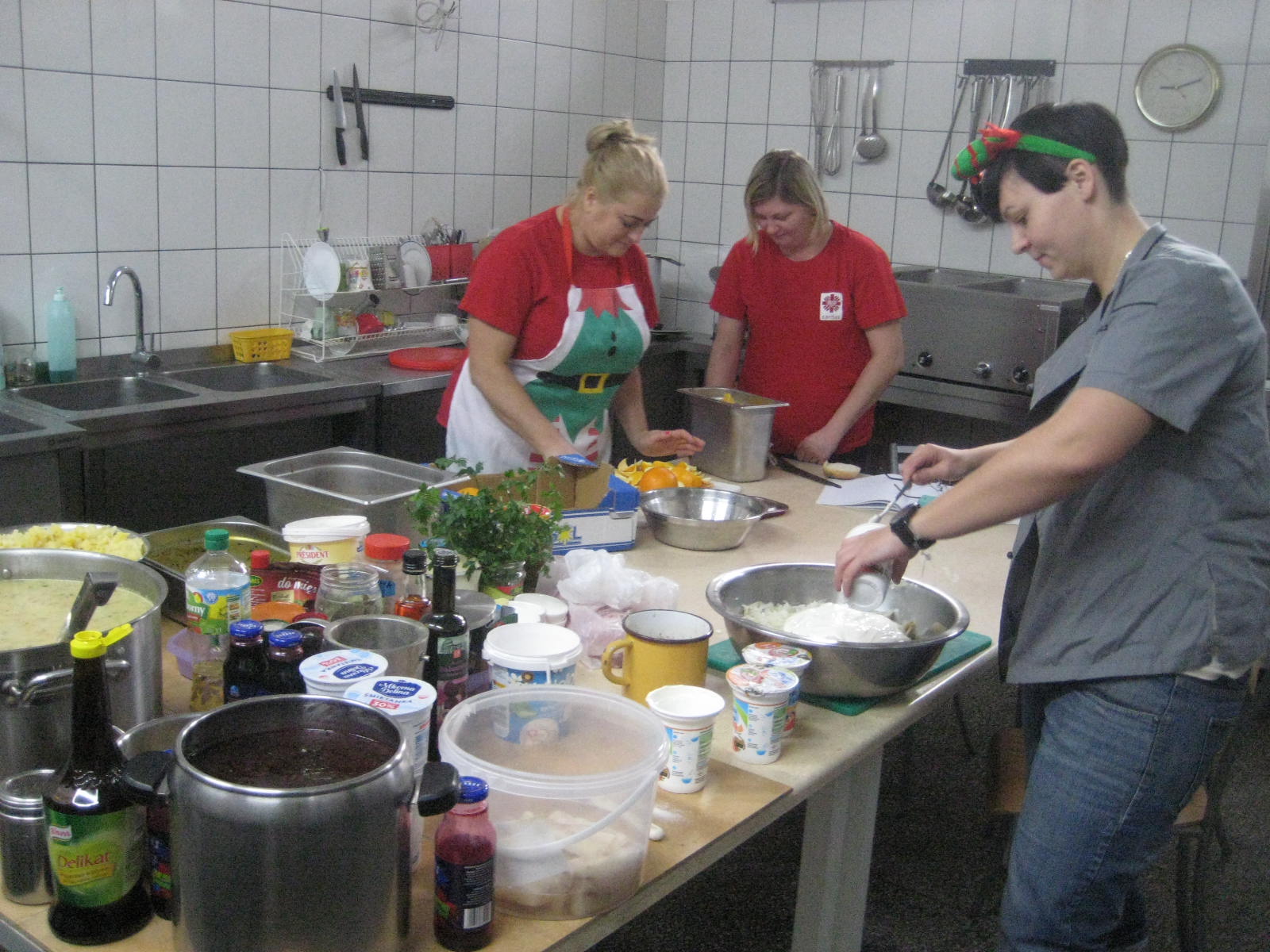 Kuchnia Caritas przygotowania wigilia bezdomni Gniezno - Rafał Muniak