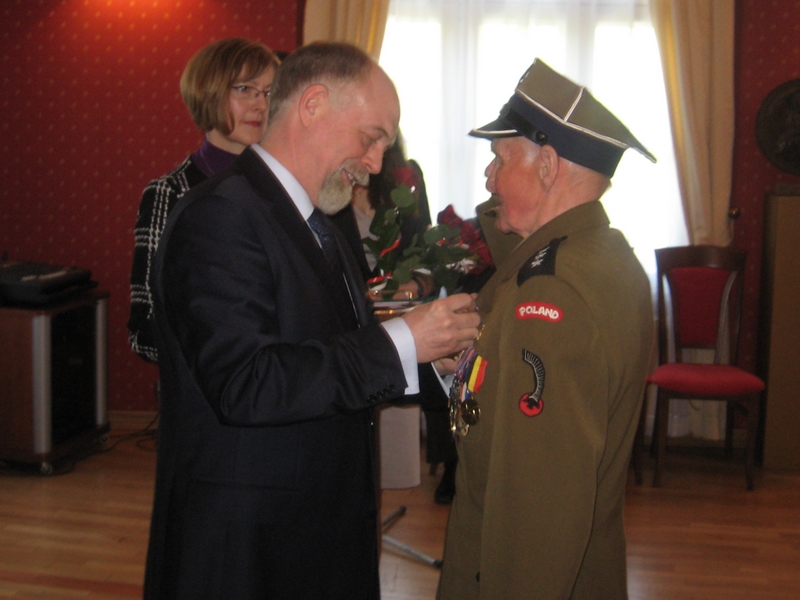 Medale - wręcza woj. Florek - Adam Michalkiewicz