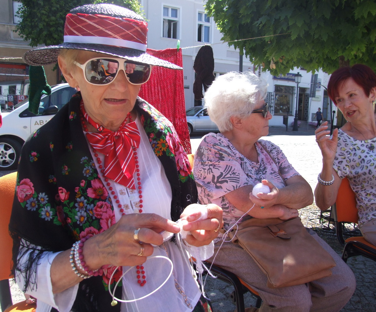 dzierganie na rynku Konin - Aleksandra Braciszewska-Benkahla