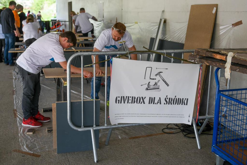 givebox dla śródki - Brama Poznania