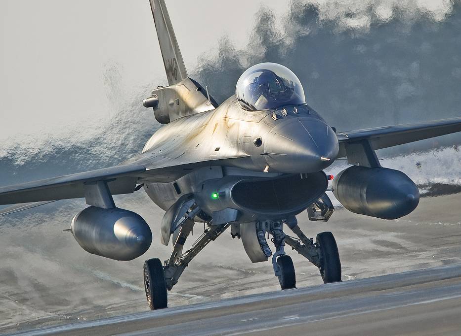 F16 - (poznan.naszemiasto.pl)