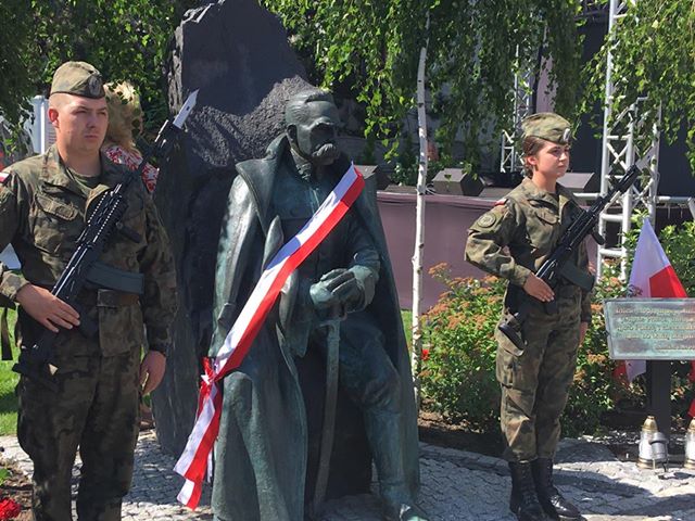 odłsłonięcie pomnika piłsudskiego w ostrowie - Danuta Synkiewicz