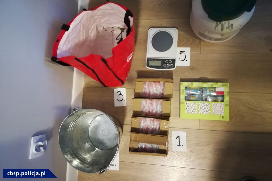 dopalacze narkotyki w torbie - www.cbsp.policja.pl